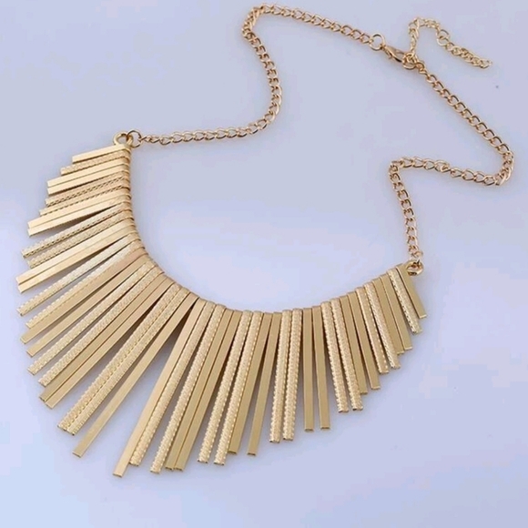Elegant Gold Necklace - Picture 2 of 9